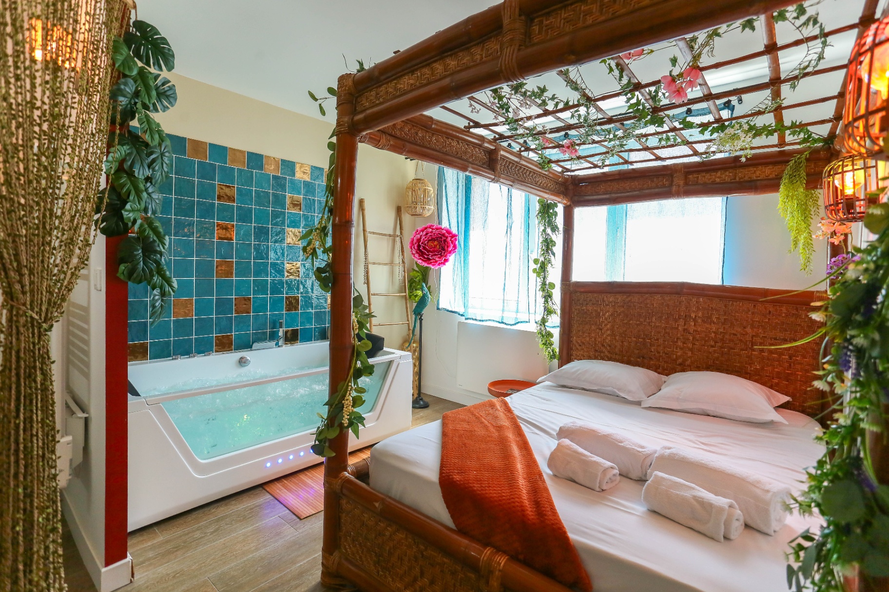 Saïgon - Chambre avec lit à baldaquin et baignoire balnéo à Amiens
